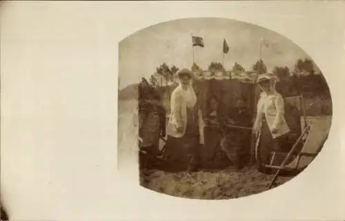 Foto Ak Westerland auf Sylt, Menschen am Strand, Strandkorb