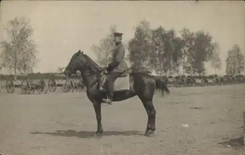 Foto Ak Deutscher Soldat zu Pferde, Kutschen