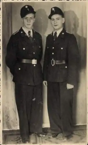 Foto Zwei Jungen in Uniformen, Standportrait