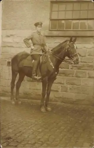 Foto Ak Junge in Uniform zu Pferde, Portrait