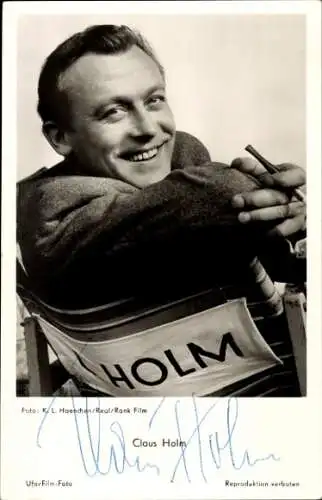 Ak Schauspieler Claus Holm, Portrait, Autogramm,  zwei blaue Augen, Zigarette, Regiestuhl