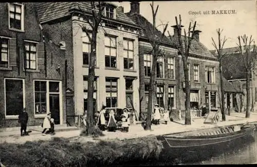 Ak Makkum Friesland, Ortspartie am Kanal, Boot, Passanten