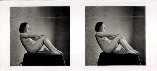 Stereo Foto Frauenakt, nackte Frau auf einem Podest sitzend, Martins Kunstmappe Serie I