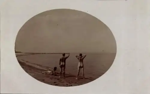 Foto Ak Strand, Nackte Männer und Frau