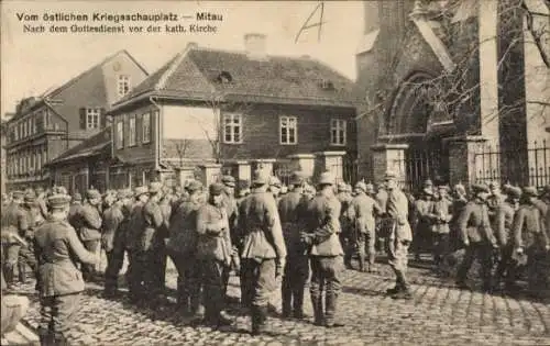 Ak Jelgava Mitau Lettland, deutsche Soldaten nach dem Gottesdienst, katholische Kirche, 1. WK