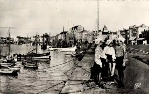 Ak Les Sables d'Olonne Vendée, Hafen, Frauen in Tracht