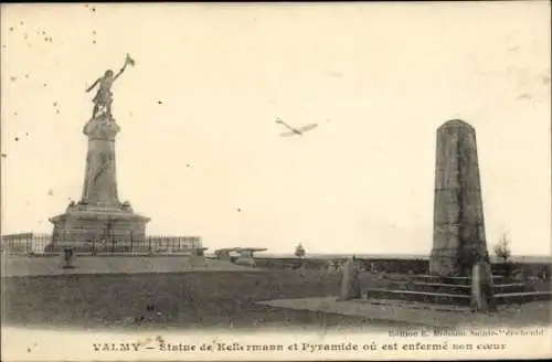 Ak Valmy Marne, Kellermann Statue, Pyramide, Flugzeug