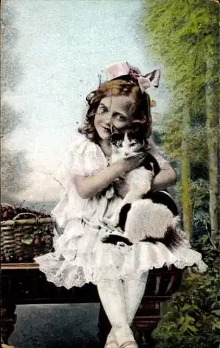 Ak Mädchen kuschelt mit seiner Katze, Korb, Portrait