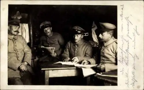Foto Ak Deutsche Soldaten in Uniformen beim Lesen, I WK