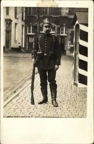 Foto Ak Deutscher Soldat in Uniform, Tschako, Landsturm ?