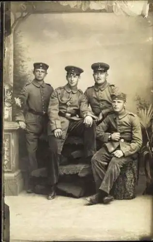 Foto Ak Vier deutsche Soldaten in Uniformen, Schützenschnur, Eisernes Kreuz