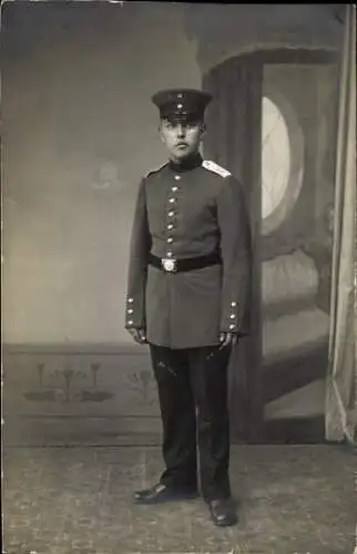 Foto Ak Deutscher Soldat in Uniform, Standportrait