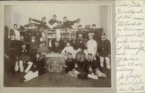 Foto Ak Dresden Neustadt, Deutsche Soldaten in Uniform in ihrer Stube, Gruppenbild