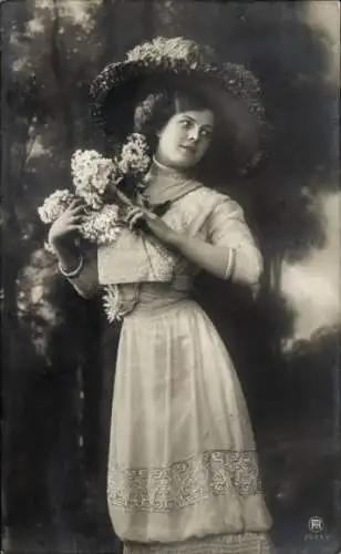 Ak Junge Frau, Portrait, Hut, Blumenstrauß