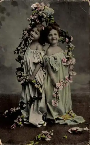 Ak Zwei Mädchen, Blumen, Portrait