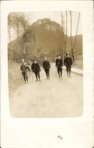 Foto Ak Bad Urach in der Schwäbischen Alb Württemberg, Wanderer