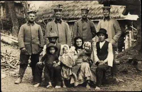 Foto Ak Deutsche Soldaten in Uniformen, Gruppenbild mit Zivilisten, Familie