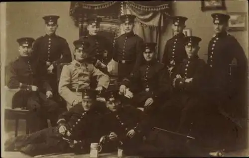 Foto Ak Deutsche Soldaten in Uniformen, Gruppenbild, Kaiserzeit, Säbel