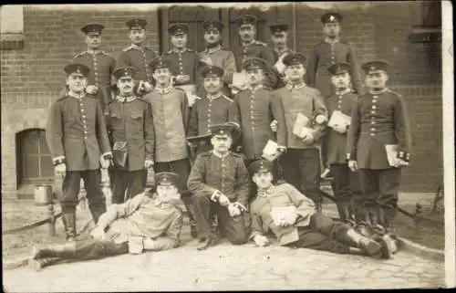 Foto Ak Deutsche Soldaten in Uniformen, Gruppenbild, Kaiserzeit