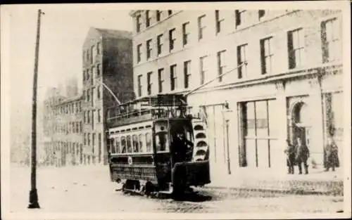 Foto Bradford West Yorkshire England, Straßenbahn, Straßenpartie, Passanten