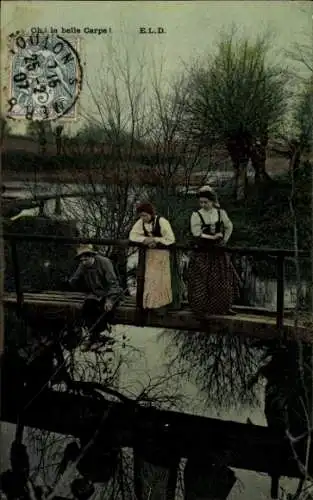 Ak Französische Tracht, Frauen und Mann, Brücke, Fluss