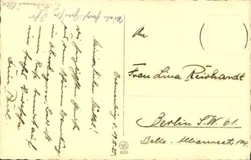 Ak Mädchen mit Teddy, Portrait, Hügel