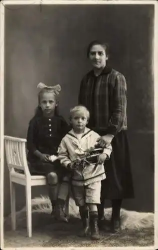 Foto Ak Familienbild, Frau mit Kindern, Portrait