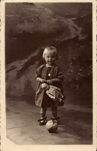 Foto Ak Mädchen mit Puppe, Ball, Portrait