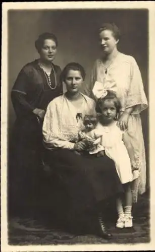 Foto Ak Familienbild, Frauen, Mädchen, Puppe