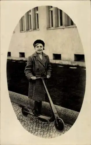 Foto Ak Mädchen fährt Roller, Portrait