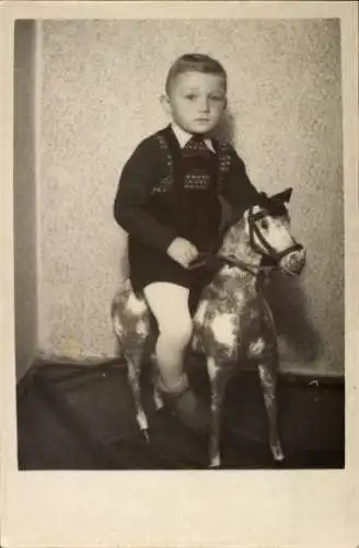 Foto Junge und Schaukelpferd, Portrait, Spielzeug