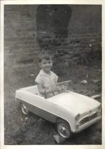 Foto Junge im Auto, Spielzeug, Portrait