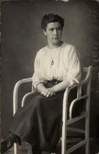 Foto Ak Portrait einer Frau mit Halskette