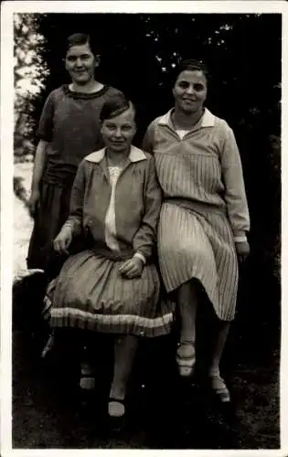 Foto Ak Drei junge Frauen, Portrait