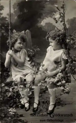 Ak Glückwunsch Geburtstag, Zwei Mädchen auf einer Schaukel