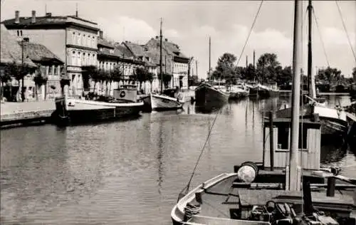 Ak Ueckermünde in Vorpommern, Altes Bollwerk, Anleger, Schiffe