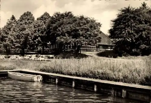 Ak Teterow in Mecklenburg, Burgwall-Gaststätte, Steg, Boot