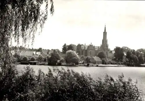 Ak Malchow in Mecklenburg, Teilansicht, Blick über See, Kirchturm