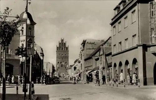 Ak Demmin in Vorpommern, Luisentor, Turm, Passanten, Geschäfte