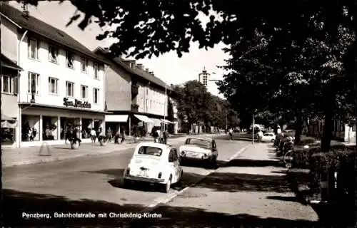 Ak Penzberg in Oberbayern, Bahnhofstraße mit Christkönig Kirche