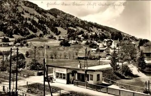 Ak Immenstadt im Allgäu Schwaben, Bühl am Alpsee, Bahnhofshäuschen, Teilansicht vom Ort, Berg