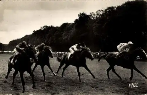 Ak Chantilly Oise, En course