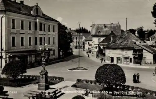 Ak Ferlach Kärnten, Platz, Denkmal