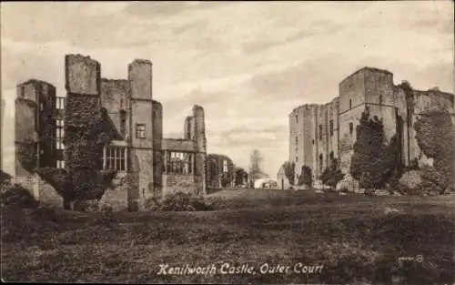 Ak Kenilworth Warwickshire England, Kenilworth Castle, Außenhof
