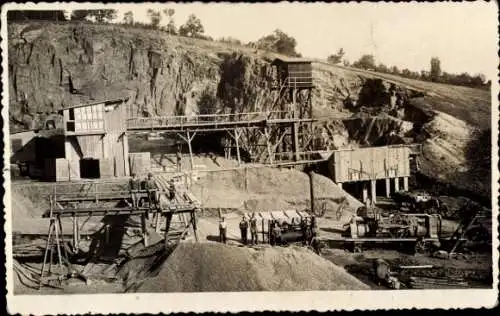 Foto Ak Bergbau, Bergleute, Brücke, Maschinen