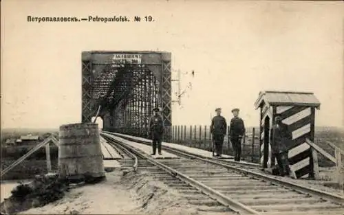 Ak Petropawlowsk Russland, Eisenbahnbrücke, Wachtposten