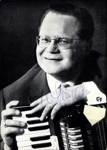 Ak Schauspieler Toni Steingass, Portrait, Autogramm, Akordeon