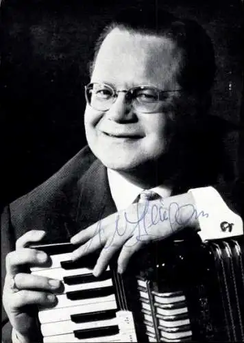 Ak Schauspieler Toni Steingass, Portrait, Autogramm, Akordeon