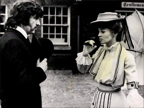 Ak Schauspieler Alan Bates und Julie Christie, Filmszene, Der Mittler