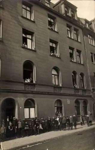 Foto Ak Hagen in Westfalen, Wohnhaus, Anwohner mit Wahlplakat Wählt Dr. Crüger